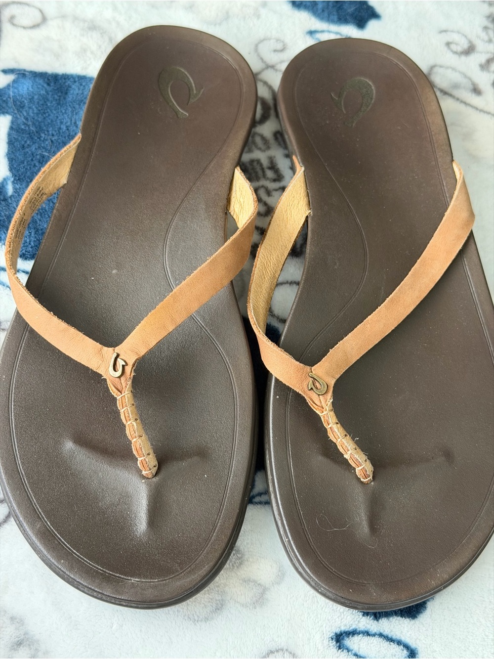 OluKai Women’s Brown Footbed Tan Leather Thong Sandals
